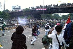 Students, police clash in Jakarta